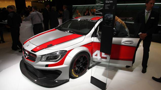 Mercedes-Benz CLA45 AMG Racing Series | <a href="https://quatrorodas.abril.com.br/saloes/frankfurt/2013/mercedes-benz-cla45-amg-racing-series-752346.shtml" rel="migration">Leia mais</a>