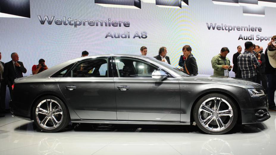 Audi A8 2014 | <a href="https://quatrorodas.abril.com.br/saloes/frankfurt/2013/audi-a8-2014-753145.shtml" rel="migration">Leia mais</a>