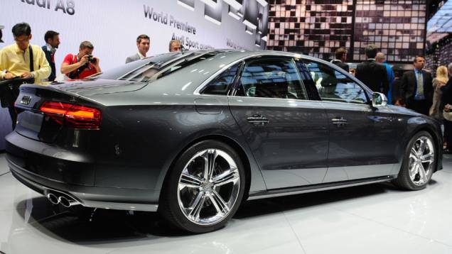 Audi A8 2014 | <a href="https://quatrorodas.abril.com.br/saloes/frankfurt/2013/audi-a8-2014-753145.shtml" rel="migration">Leia mais</a>