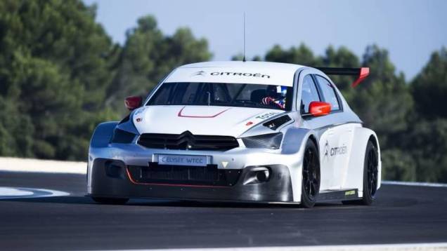 O C-Elysée WTCC tem spoiler dianteiro em fibra de carbono, capô ventilado, saias laterais revisadas, difusor e grande spoiler traseiros | <a href="https://quatrorodas.abril.com.br/saloes/frankfurt/2013/citroen-c-elysee-wtcc-753524.shtml" rel="migration">Leia mais</a>