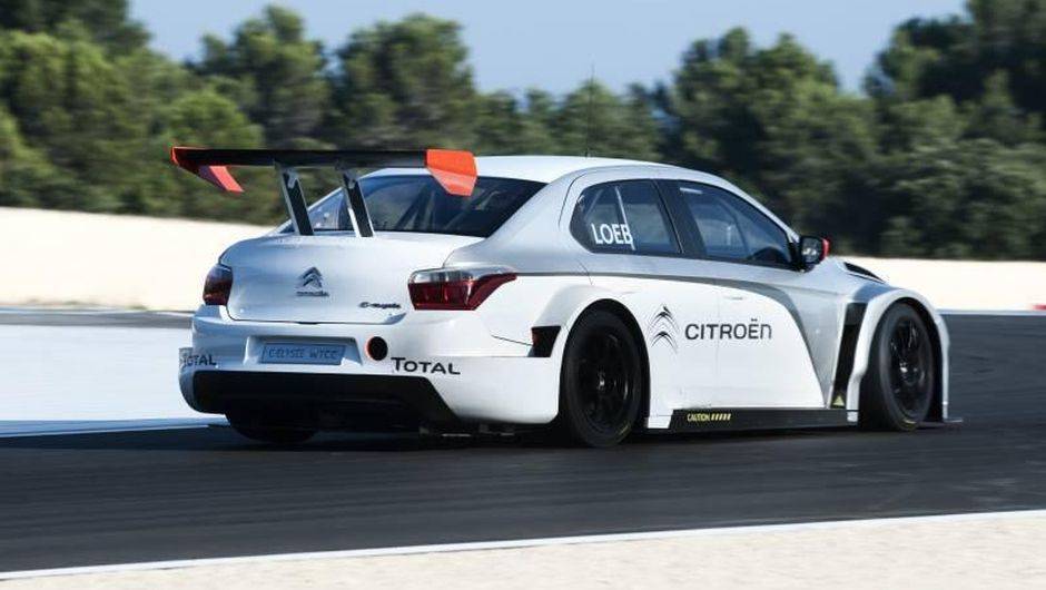 Quem guiar&aacute; o C-Elys&eacute;e WTCC ser&aacute; ningu&eacute;m menos do que o multicampe&atilde;o de rali S&eacute;bastien Loeb, ao lado de Yvan Muller | <a href="https://quatrorodas.abril.com.br/saloes/frankfurt/2013/citroen-c-elysee-wtcc-753524.shtml" rel="migration">Leia mais</a>