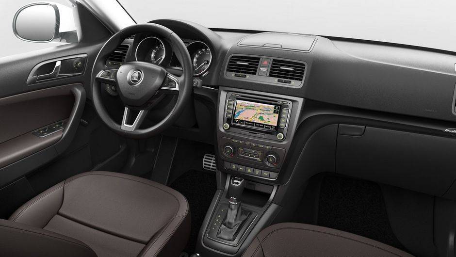 Por dentro, tamb&eacute;m houve modifica&ccedil;&otilde;es no volante, painel de instrumentos e foram introduzidas novas op&ccedil;&otilde;es de revestimento | <a href="https://quatrorodas.abril.com.br/saloes/frankfurt/2013/skoda-yeti-753464.shtml" rel="migration">Leia mais</a>