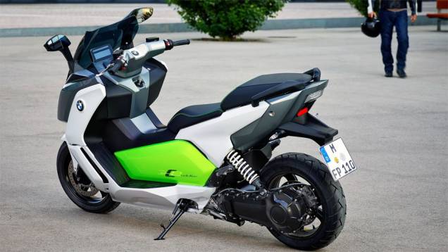 Completamente elétrico, ele faz de 0 a 100 km/h em 6,2 segundos | <a href="https://quatrorodas.abril.com.br/moto/noticias/bmw-mostra-scooter-c-evolution-frankfurt-753657.shtml" rel="migration">Leia mais</a>