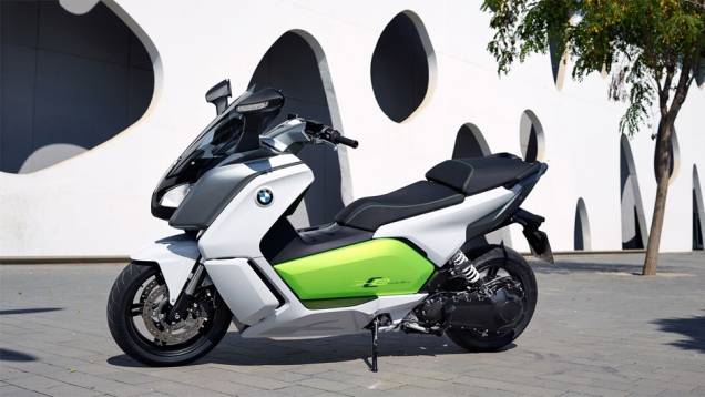 Movido a bateria de íon-lítio de 8 kWh, o scooter desenvolve uma potência máxima de 47 cavalos | <a href="https://quatrorodas.abril.com.br/moto/noticias/bmw-mostra-scooter-c-evolution-frankfurt-753657.shtml" rel="migration">Leia mais</a>