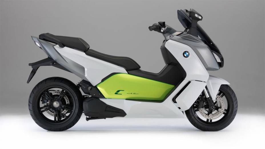 A BMW ainda equipa o C Evolution com um sistema de recuperação de energia por meio da frenagem e até mesmo quando o acelerador deixa de ser ativado | <a href="https://quatrorodas.abril.com.br/moto/noticias/bmw-mostra-scooter-c-evolution-frankfurt-753657.sh" rel="migration"></a>
