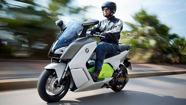 Além da tecnologia de recuperação de energia, o controle de torque está presente no novo scooter da BMW | <a href="https://quatrorodas.abril.com.br/moto/noticias/bmw-mostra-scooter-c-evolution-frankfurt-753657.shtml" rel="migration">Leia mais</a>