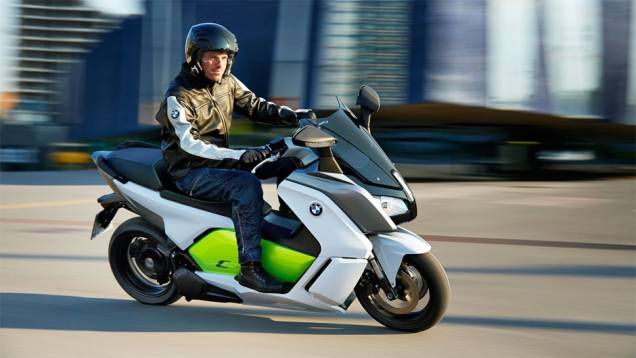 Modelo conta com frios ABS de série e quatro opções de entrega de potência: ROad, Eco Pro, Sail e Dynamic | <a href="https://quatrorodas.abril.com.br/moto/noticias/bmw-mostra-scooter-c-evolution-frankfurt-753657.shtml" rel="migration">Leia mais</a>