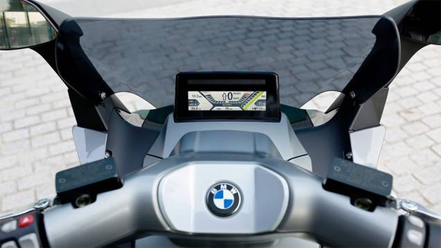 Painel minimalista lembra mais a tela de um GPS | <a href="https://quatrorodas.abril.com.br/moto/noticias/bmw-mostra-scooter-c-evolution-frankfurt-753657.shtml" rel="migration">Leia mais</a>