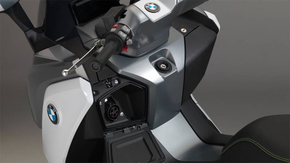 Com a carga completa, após quatro horas plugado em uma tomada de 220 V com uma corrente de 12A, o scooter tem uma autonomia de 100 km | <a href="https://quatrorodas.abril.com.br/moto/noticias/bmw-mostra-scooter-c-evolution-frankfurt-753657.shtml" rel="migration">Leia mais</a>