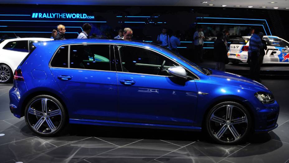 VW Golf R | <a href="https://quatrorodas.abril.com.br/saloes/frankfurt/2013/volkswagen-golf-r-752207.shtml" rel="migration">Leia mais</a>