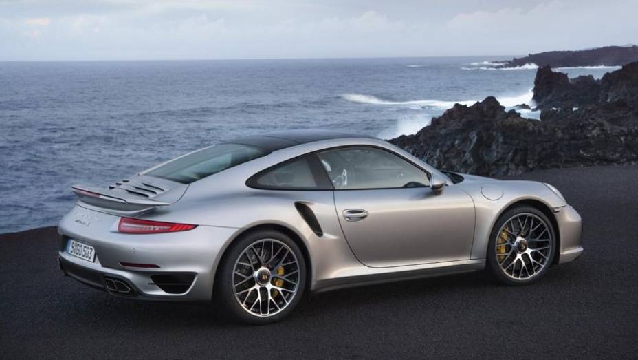 Os novos 911 Turbo e Turbo S utilizam o mesmo motor 3.8 com seis cilindros e injeção direta de combustível, entregando 520 cv e 560 cv | <a href="https://quatrorodas.abril.com.br/saloes/frankfurt/2013/porsche-911-turbo-911-turbo-s-753232.shtml" rel="migration"></a>