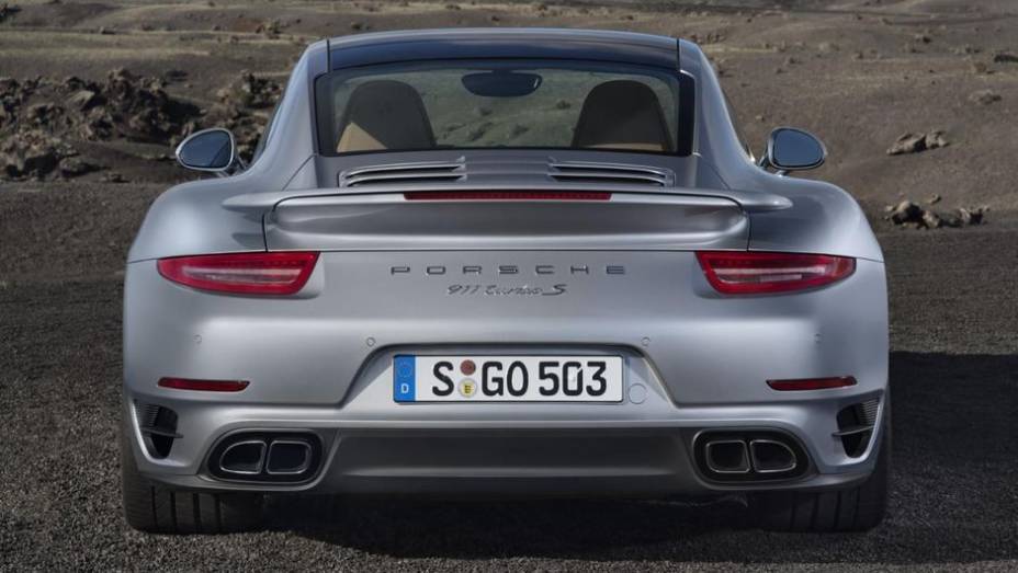 Na velocidade máxima ambos se equivalem, chegando a 318 km/h | <a href="https://quatrorodas.abril.com.br/saloes/frankfurt/2013/porsche-911-turbo-911-turbo-s-753232.shtml" rel="migration">Leia mais</a>