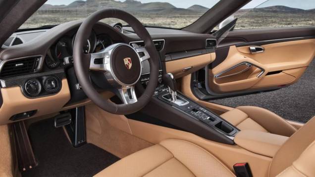 Os preços do novo 911 Turbo começam em 162.055 euros na versão Turbo e 195.256 euros na Turbo S | <a href="https://quatrorodas.abril.com.br/saloes/frankfurt/2013/porsche-911-turbo-911-turbo-s-753232.shtml" rel="migration">Leia mais</a>