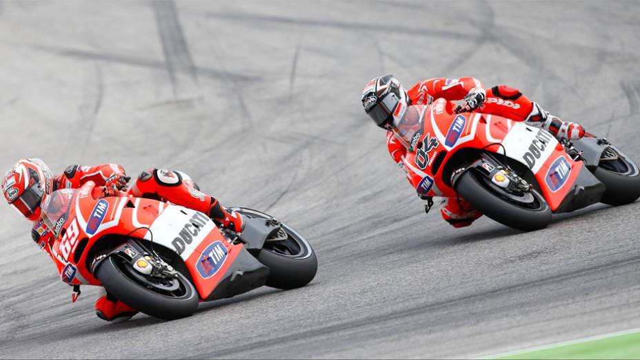 Andrea Dovizioso ficou com o oitavo lugar, à frente de seu companheiro de equipe, Nicky Hayden | <a href="https://quatrorodas.abril.com.br/moto/noticias/motogp-lorenzo-triunfa-misano-754124.shtml" rel="migration">Leia mais</a>