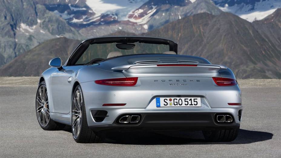 Modelo segue de perto as pegadas dos recentemente introduzidos 911 Turbo e Turbo S Coupe | <a href="https://quatrorodas.abril.com.br/noticias/fabricantes/porsche-revela-911-turbo-turbo-s-cabriolet-754889.shtml" rel="migration">Leia mais</a>