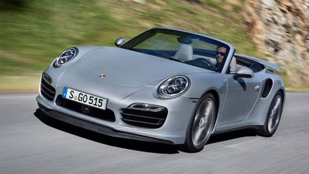 Sua carroceria é 28 milímetros mais larga que a do 911 mais largo que existe, o Carrera 4 | <a href="https://quatrorodas.abril.com.br/noticias/fabricantes/porsche-revela-911-turbo-turbo-s-cabriolet-754889.shtml" rel="migration">Leia mais</a>