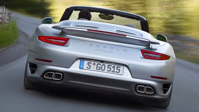 A potência vem de uma nova versão desenvolvida do motor Porsche 3.8 litros turbo com seis cilindros, movido a gasolina, de 520 cavalos e 67,3 mkgf de torque | <a href="https://quatrorodas.abril.com.br/noticias/fabricantes/porsche-revela-911-turbo-turbo-s-c" rel="migration"></a>