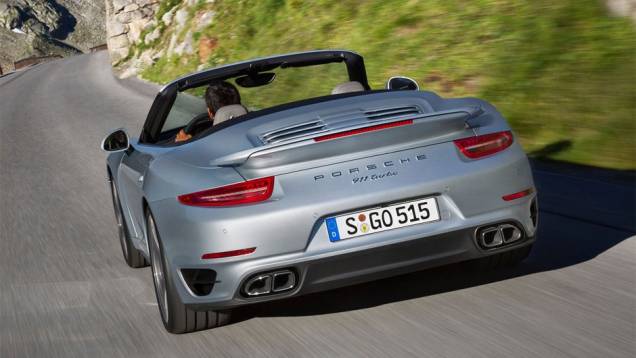A velocidade máxima divulgada pela Porsche é de 318 km/h | <a href="https://quatrorodas.abril.com.br/noticias/fabricantes/porsche-revela-911-turbo-turbo-s-cabriolet-754889.shtml" rel="migration">Leia mais</a>