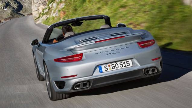 A velocidade máxima divulgada pela Porsche é de 318 km/h | <a href="https://quatrorodas.abril.com.br/noticias/fabricantes/porsche-revela-911-turbo-turbo-s-cabriolet-754889.shtml" rel="migration">Leia mais</a> A velocidade máxima divulgada pela Porsche é de 318 km/h | <a href="https://quatrorodas.abril.com.br/noticias/fabricantes/porsche-revela-911-turbo-turbo-s-cabriolet-754889.shtml" rel="migration">Leia mais</a>