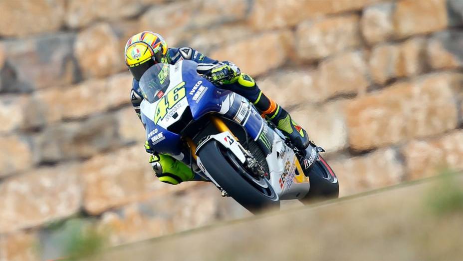 Valentino Rossi ficou com o quarto melhor tempo | <a href="https://quatrorodas.abril.com.br/moto/noticias/motogp-marquez-garante-pole-aragon-755537.shtml" rel="migration">Leia mais</a>