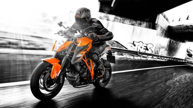 Naked com alma de esportiva desenvolve 180 cavalos de potência | <a href="https://quatrorodas.abril.com.br/moto/noticias/ktm-revela-1290-super-duke-r-2014-755875.shtml" rel="migration">Leia mais</a>