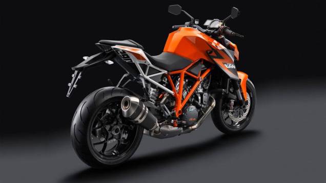 O chassi foi adaptado da RC8 R, assim como a suspensão WP totalmente ajustável | <a href="https://quatrorodas.abril.com.br/moto/noticias/ktm-revela-1290-super-duke-r-2014-755875.shtml" rel="migration">Leia mais</a>