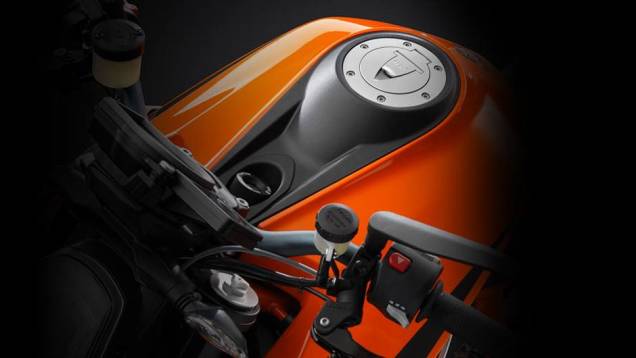 Seu DNA agressivo atinge a expressão máxima | <a href="https://quatrorodas.abril.com.br/moto/noticias/ktm-revela-1290-super-duke-r-2014-755875.shtml" rel="migration">Leia mais</a>