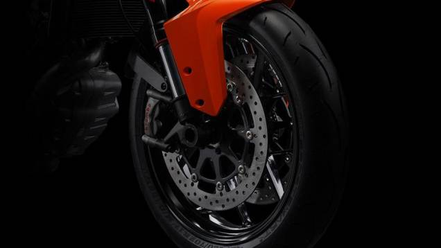Moto está equipada com freios Brembom com ABS Bosch de série | <a href="https://quatrorodas.abril.com.br/moto/noticias/ktm-revela-1290-super-duke-r-2014-755875.shtml" rel="migration">Leia mais</a>