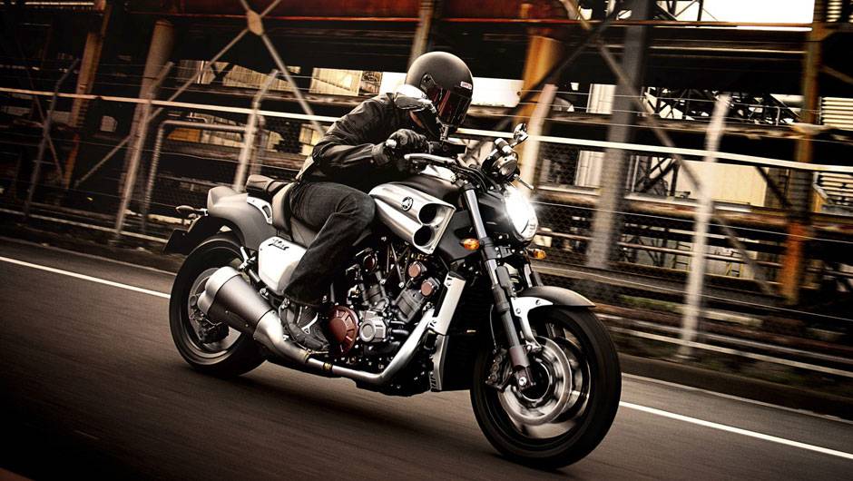 O modelo foi mostrado no Sal&atilde;o Duas Rodas 2013 e chega ao mercado em mar&ccedil;o de 2014 | <a href="https://quatrorodas.abril.com.br/moto/noticias/tmax-destaque-yamaha-salao-duas-rodas-756402.shtml" rel="migration">Leia mais</a>