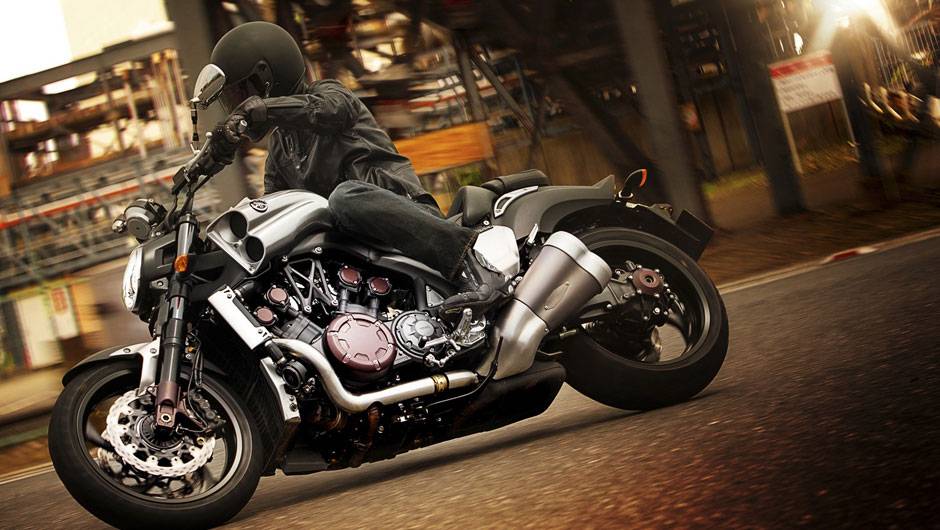 Moto custar&aacute; R$ 99 mil | <a href="https://quatrorodas.abril.com.br/moto/noticias/tmax-destaque-yamaha-salao-duas-rodas-756402.shtml" rel="migration">Leia mais</a>