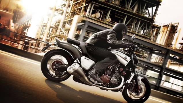 Sua potência máxima é de 200 cavalos a 9.000 rpm | <a href="https://quatrorodas.abril.com.br/moto/noticias/tmax-destaque-yamaha-salao-duas-rodas-756402.shtml" rel="migration">Leia mais</a> Sua potência máxima é de 200 cavalos a 9.000 rpm | <a href="https://quatrorodas.abril.com.br/moto/noticias/tmax-destaque-yamaha-salao-duas-rodas-756402.shtml" rel="migration">Leia mais</a>