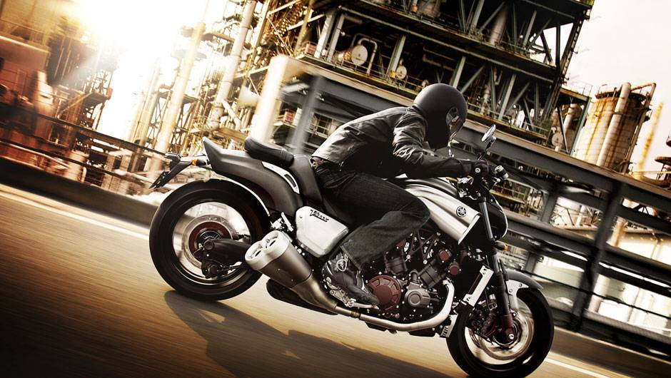Sua pot&ecirc;ncia m&aacute;xima &eacute; de 200 cavalos a 9.000 rpm | <a href="https://quatrorodas.abril.com.br/moto/noticias/tmax-destaque-yamaha-salao-duas-rodas-756402.shtml" rel="migration">Leia mais</a>