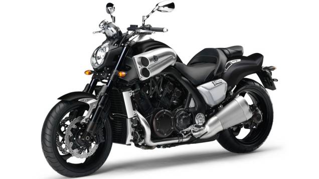 A VMax está equipada com freios a disco nas rodas dianteira e traseira | <a href="https://quatrorodas.abril.com.br/moto/noticias/tmax-destaque-yamaha-salao-duas-rodas-756402.shtml" rel="migration">Leia mais</a>