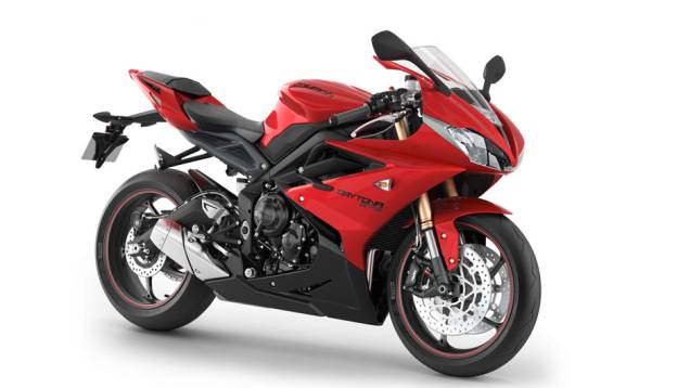 Depois de apresentar a Daytona 675R em maio de 2013, a Triumph revelou o preço da versão mais mansa da esportiva | <a href="https://quatrorodas.abril.com.br/moto/noticias/triumph-daytona-675-chega-r-41-900-781670.shtml" rel="migration">Leia mais</a>