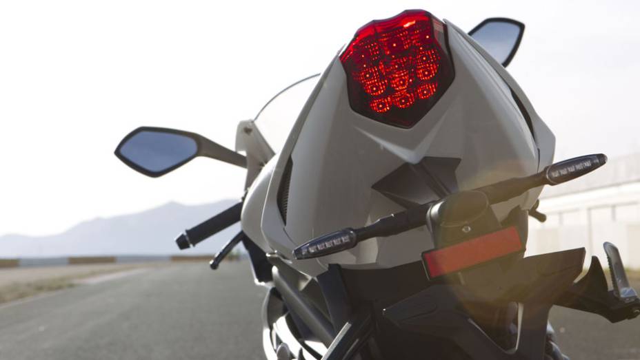 Triumph Daytona 675 | <a href="https://quatrorodas.abril.com.br/moto/noticias/triumph-daytona-675-chega-r-41-900-781670.shtml" rel="migration">Leia mais</a>