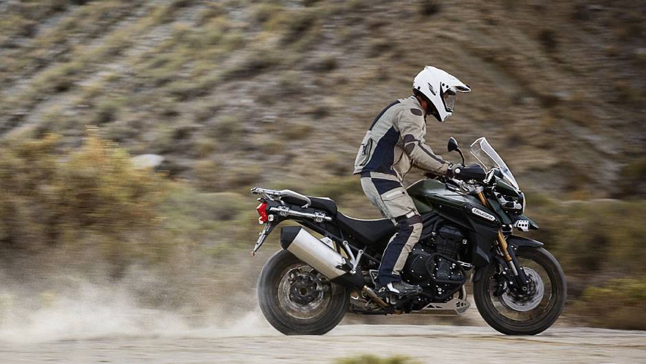 Motor de 1215 cc entrega 137 cavalos de pot&ecirc;ncia a 9300 rpm | <a href="https://quatrorodas.abril.com.br/moto/noticias/triumph-revela-lancamentos-salao-duas-rodas-756393.shtml" rel="migration">Leia mais</a>