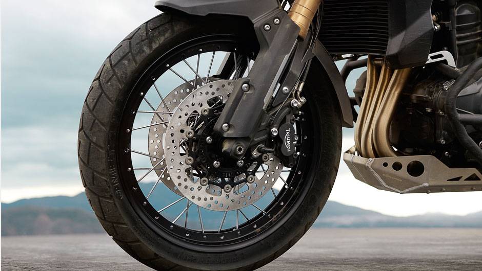 Detalhe do disco duplo de freio com pin&ccedil;as Nissin e sistema ABS | <a href="https://quatrorodas.abril.com.br/moto/noticias/triumph-revela-lancamentos-salao-duas-rodas-756393.shtml" rel="migration">Leia mais</a>
