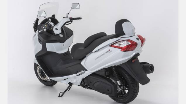 Maxsym 400i conta com um motor de 400 cm³ com injeção eletrônica, refrigeração líquida e quatro válvulas | <a href="https://quatrorodas.abril.com.br/moto/noticias/dafra-apresenta-novos-modelos-salao-duas-rodas-756438.shtml" rel="migration">Leia mais</a>