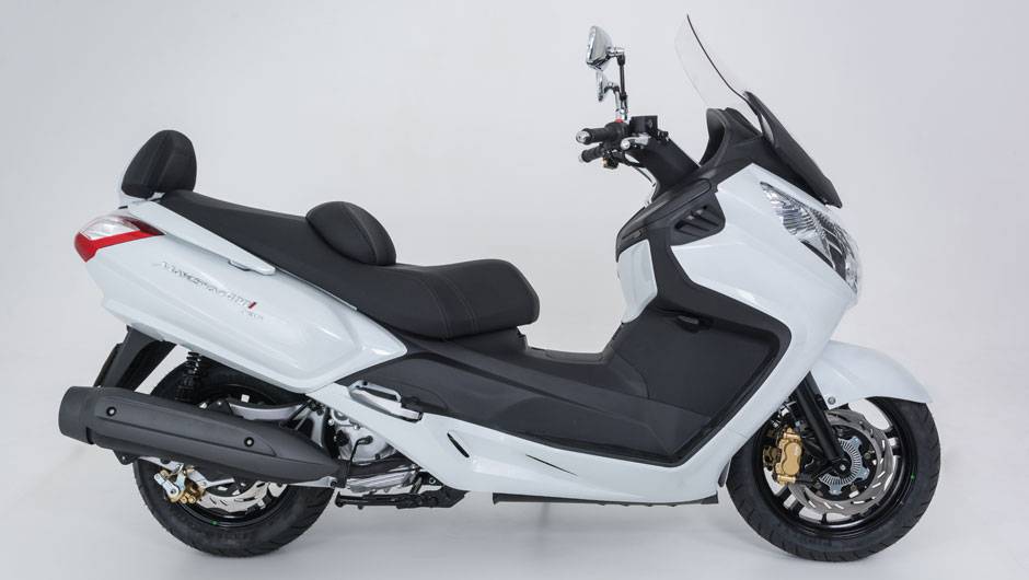 Modelo est&aacute; equipado com rodas aro de 15 e 14 polegadas | <a href="https://quatrorodas.abril.com.br/moto/noticias/dafra-apresenta-novos-modelos-salao-duas-rodas-756438.shtml" rel="migration">Leia mais</a>