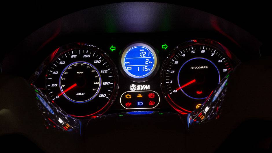 Painel combina elementos digitais e anal&oacute;gicos | <a href="https://quatrorodas.abril.com.br/moto/noticias/dafra-apresenta-novos-modelos-salao-duas-rodas-756438.shtml" rel="migration">Leia mais</a>
