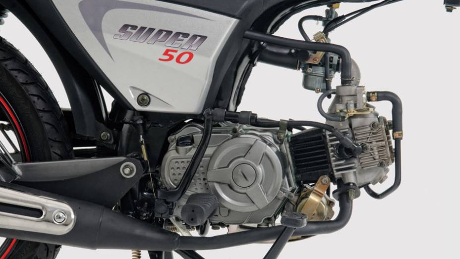 Segundo a Dafra, o motor de 49,5 cm³ e 3,2 cavalos de potência faz 50 km com apenas um litro de combustível. Moto já está nas concessionárias por R$ 3.990,00 | <a href="https://quatrorodas.abril.com.br/moto/noticias/dafra-apresenta-novos-modelos-salao-dua" rel="migration"></a>