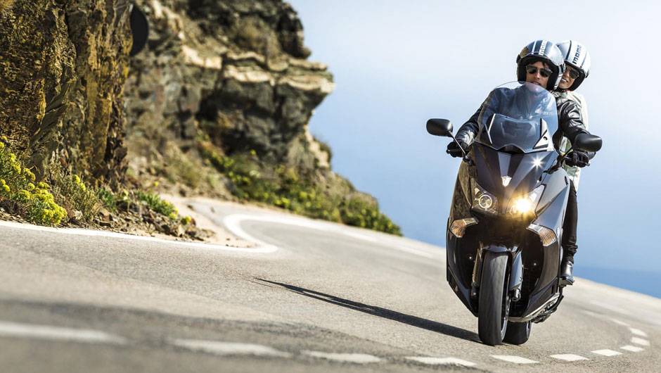 A nova Yamaha TMax, que ser&aacute; importada da It&aacute;lia e est&aacute; dispon&iacute;vel nas cores cinza fosco e branco perolizado, &eacute; de R$ 42.500,00 | <a href="https://quatrorodas.abril.com.br/moto/noticias/tmax-destaque-yamaha-salao-duas-rodas-756402.shtml" rel="migration">Leia mais</a>