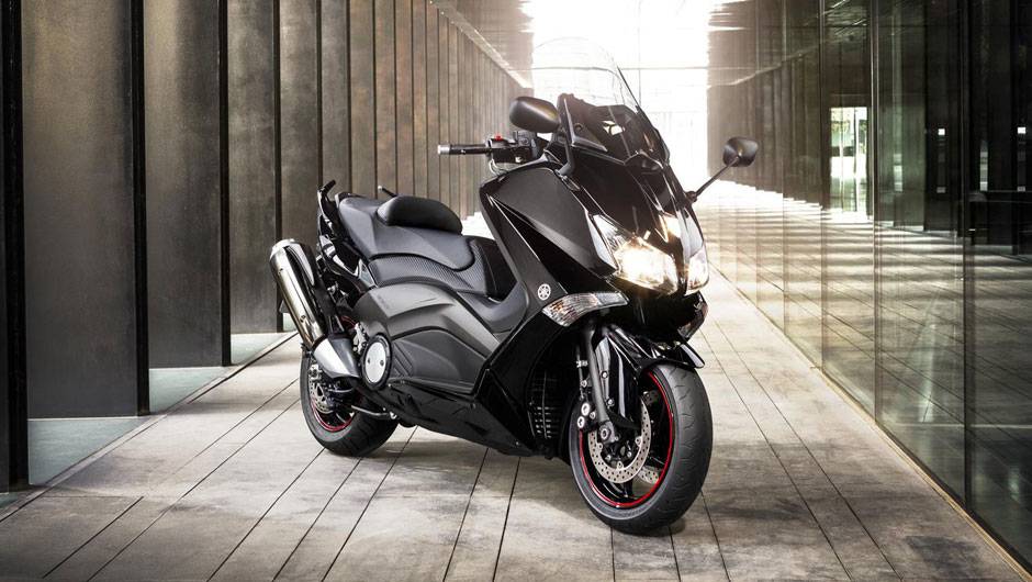 Modelo estar&aacute; dispon&iacute;vel a partir de dezembro | <a href="https://quatrorodas.abril.com.br/moto/noticias/tmax-destaque-yamaha-salao-duas-rodas-756402.shtml" rel="migration">Leia mais</a>