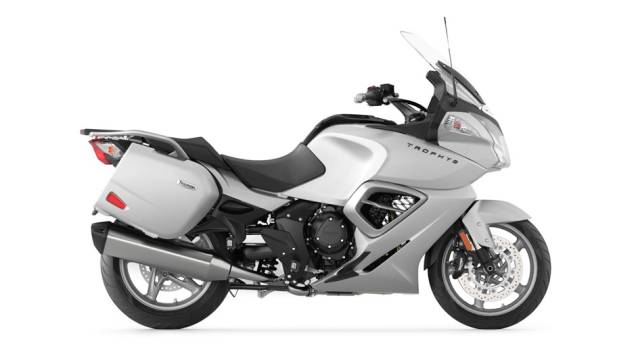 Seu motor é o mesmo três cilindros de 1.215 cc que equipa a Tiger Explorer | <a href="https://quatrorodas.abril.com.br/moto/noticias/triumph-revela-lancamentos-salao-duas-rodas-756393.shtml" rel="migration">Leia mais</a>