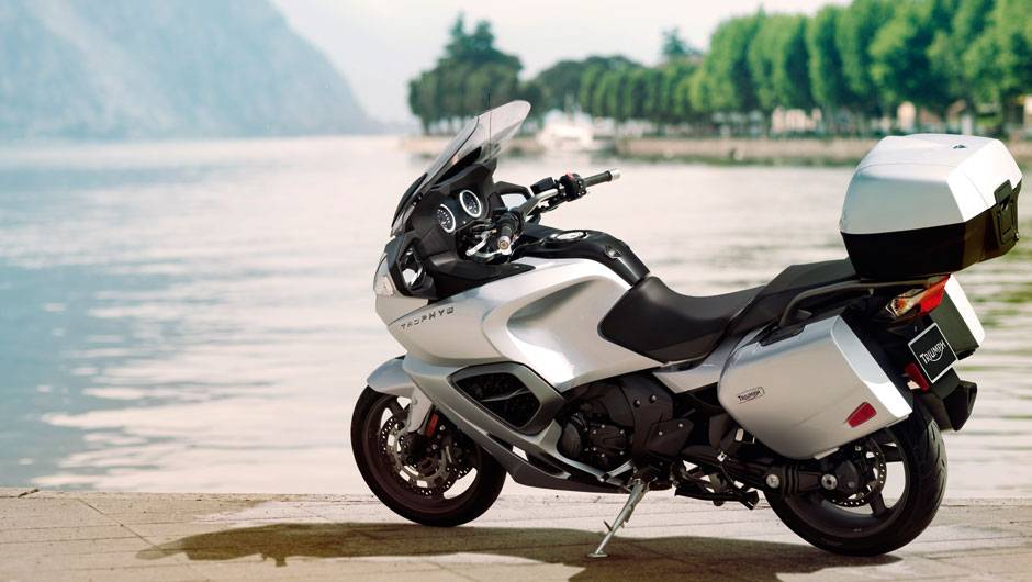 Motor entrega 134 cv de pot&ecirc;ncia a 8.900 rpm e 12,24 mkgf de torque a 6.450 rpm | <a href="https://quatrorodas.abril.com.br/moto/noticias/triumph-revela-lancamentos-salao-duas-rodas-756393.shtml" rel="migration">Leia mais</a>