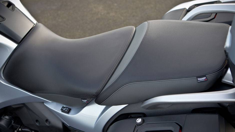 Assento proporciona conforto | <a href="https://quatrorodas.abril.com.br/moto/noticias/triumph-revela-lancamentos-salao-duas-rodas-756393.shtml" rel="migration">Leia mais</a>