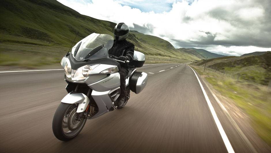 Tanque de combust&iacute;vel tem capacidade para 26 litros | <a href="https://quatrorodas.abril.com.br/moto/noticias/triumph-revela-lancamentos-salao-duas-rodas-756393.shtml" rel="migration">Leia mais</a>