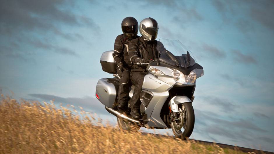 Modelo ser&aacute; importado diretamente da Inglaterra | <a href="https://quatrorodas.abril.com.br/moto/noticias/triumph-revela-lancamentos-salao-duas-rodas-756393.shtml" rel="migration">Leia mais</a>