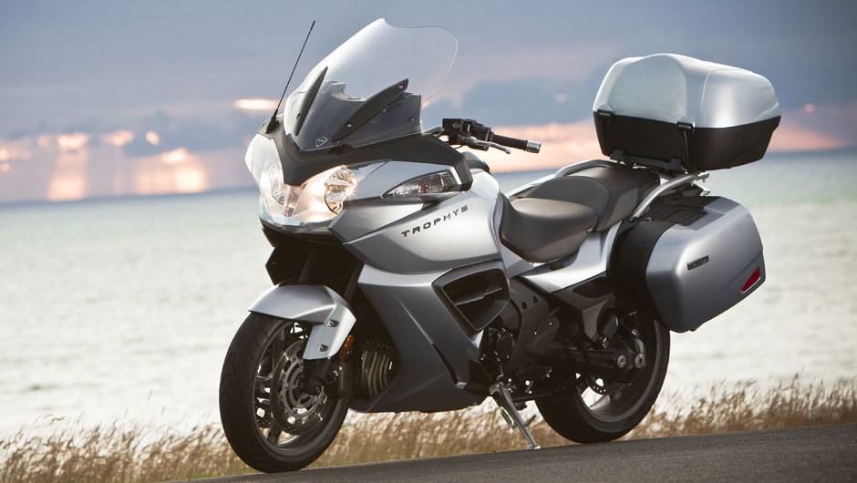 Triumph Trophy SE estar&aacute; dispon&iacute;vel no Brasil a partir de dezembro por R$ 79.900,00 | <a href="https://quatrorodas.abril.com.br/moto/noticias/triumph-revela-lancamentos-salao-duas-rodas-756393.shtml" rel="migration">Leia mais</a>