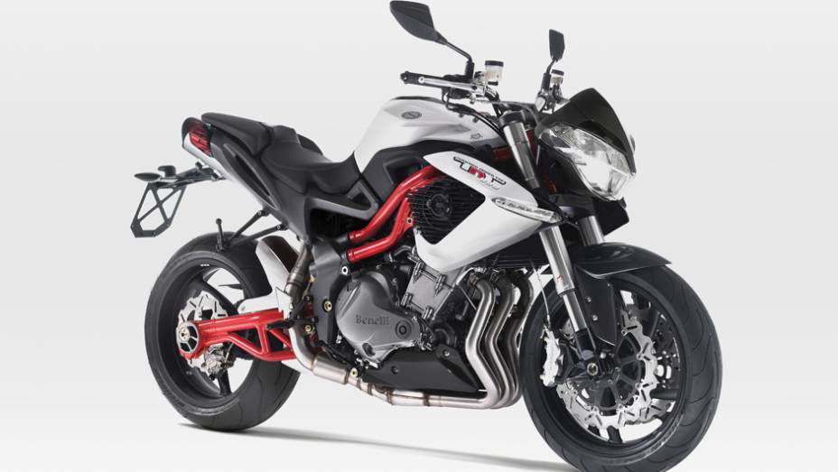 Benelli TNT 899 custará R$ 38.990,00 | <a href="https://quatrorodas.abril.com.br/moto/noticias/benelli-faz-estreia-brasil-lancamento-sete-modelos-756802.shtml" rel="migration">Leia mais</a>